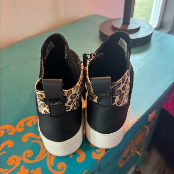Toms, size 10 black and leopard print platform shoes.  Excellent condition. - Picture 5 of 5